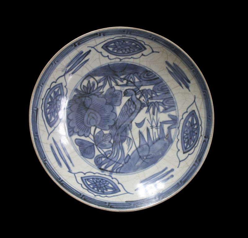 A large Chinese porcelain Ming dynasty Swatow dish, 16th C.