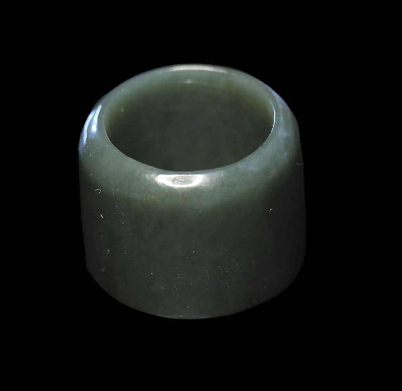 High quality Spinach green Jade Archers thumb ring, 18th. cent.