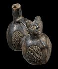Anthropomorphic Pre-Columbian blackware bridge vessel, Chimü