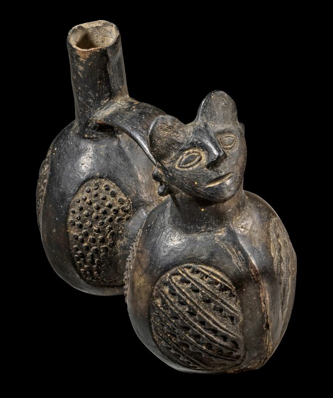 Anthropomorphic Pre-Columbian blackware bridge vessel, Chimü