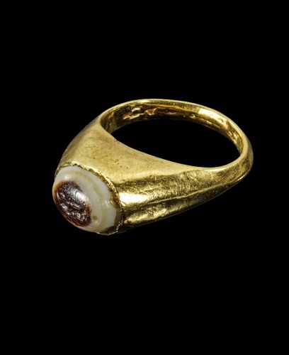 Gold ring w layered agate intaglio w Venus, Hellenistic, 1st. cent. BC