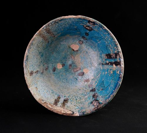 Torquoise Islamic pottery bowl w. iridescence, 12. cent. AD