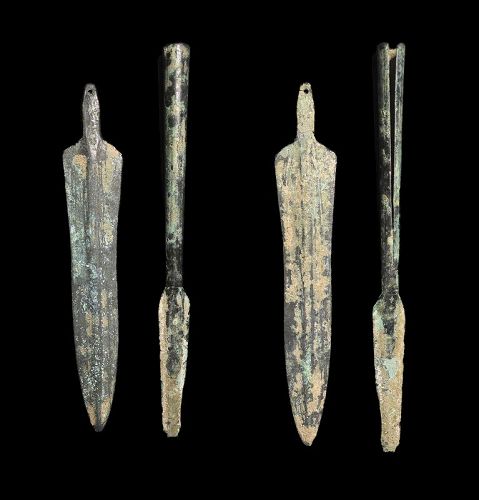 Set of late bronzeage weapons: Dagger & lance, 2nd.-1st. mill. BC