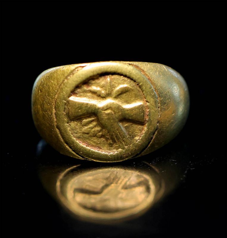 Roman 14,5 grams gold fingerring w dextrarum iunctio & blossom