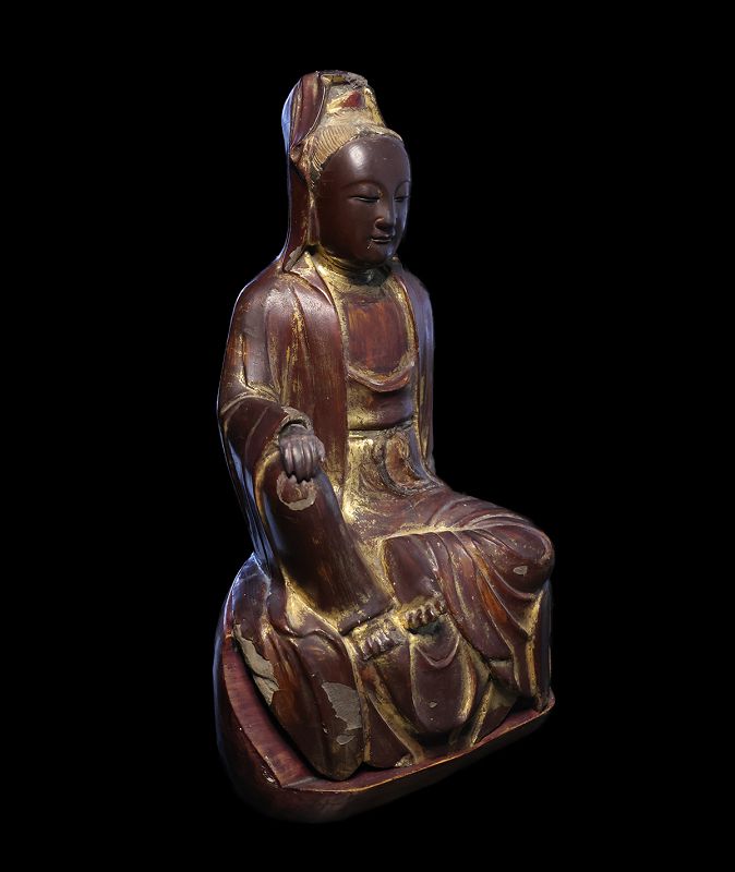 Beautiful Gilt and laquered wooden figure of Guanyin, Ming Dynasty