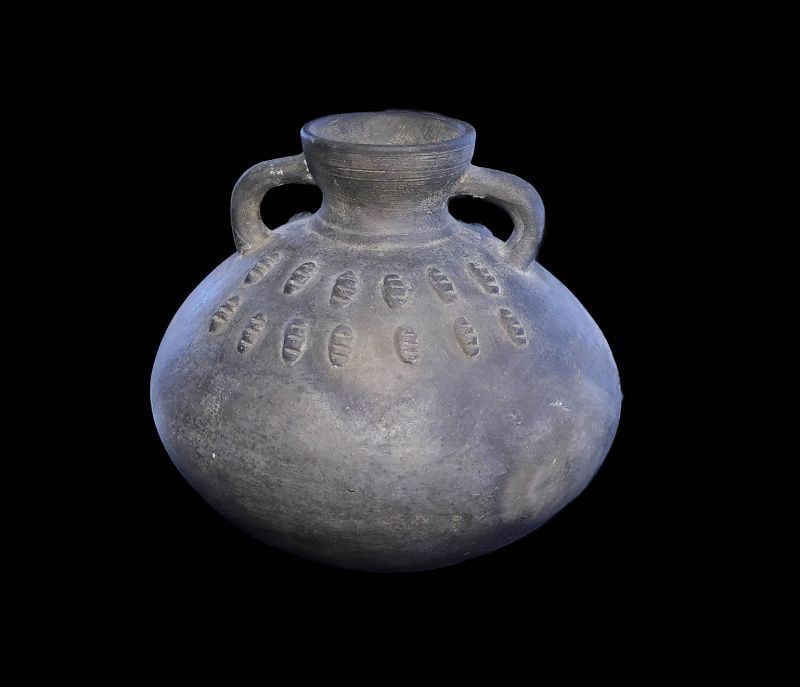 Large Pre-Columbian Chimú blackware vessel, c. 900-1400 AD