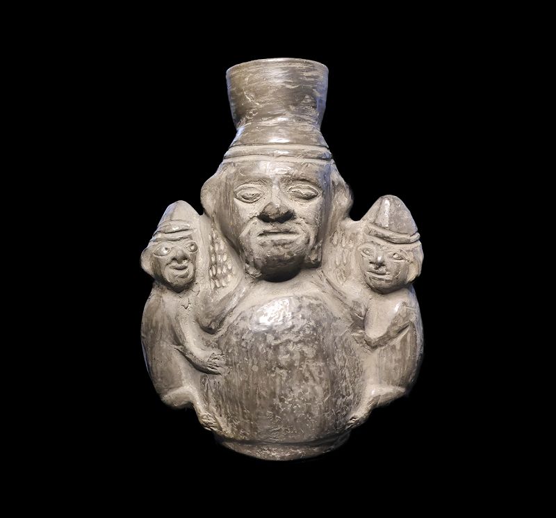 Fine quality Pre-Columbian anthropomorphic vessel, Chimú c. 13th. c.