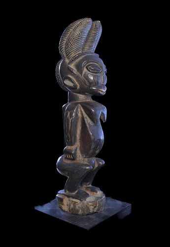 Rare Igala wooden Standing Female Figure, Nigeria, 19th. cent.