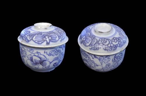 Small Chinese Blue and White porcelain jar w cover, 18th. c
