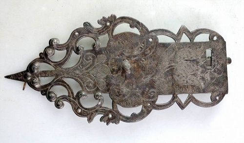 Finely engraved late renaissance door lock plate, c. 16th.-17th. cent