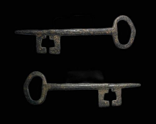 Larger early European iron key, Late Medieval, c. 14th. cent.