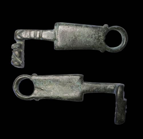 Fine condition Roman bronze key, c. 1st.-3rd. century AD