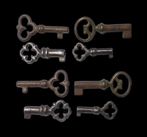 Interesting lot of 4 rare miniature Gothic chest keys, 15th.-18th. c