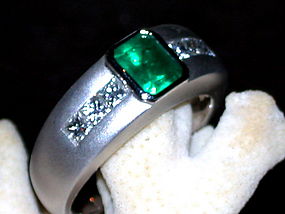 18K. Solid White Gold Ring w. Emerald & Diamonds