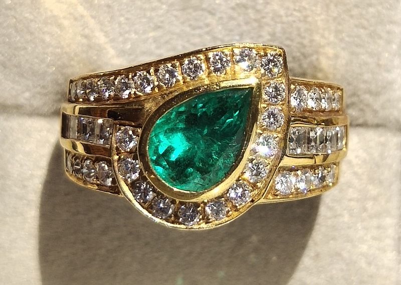 Striking Emerald-Diamond Ring 18K. Solid Gold