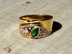 Solid 18K. Gold Ring set with genuine Emerald-Diamonds