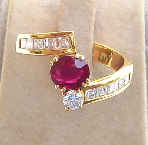 18K. Gold Ring set with Genuine Ruby and Diamonds