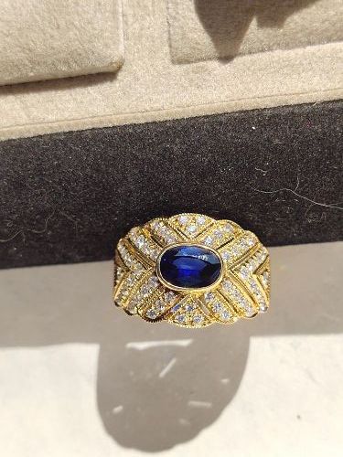 18K. Solid Gold Ring set with Blue Sapphire & Diamonds