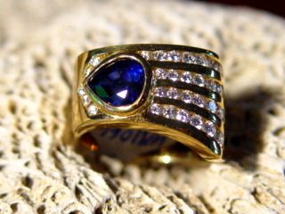 Solid 18K. Gold Ring set with Blue Sapphire &amp; Diamonds