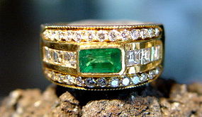 Solid 18K Gold Ring set with Genuine Emerald & Diamonds