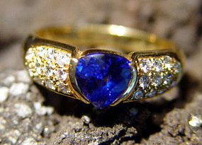 Spectacular Cornflower Blue Sapphire-Diamond Ring 18K.