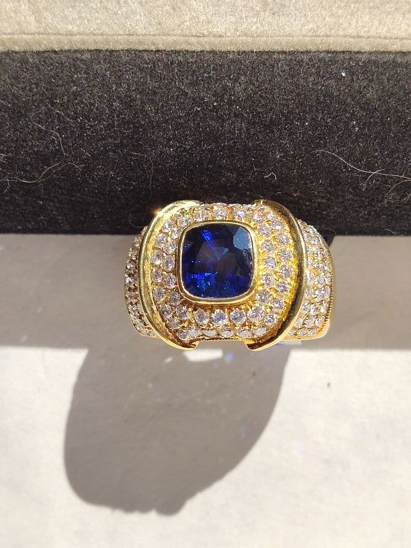Solid 18K. Gold Ring set with Blue Sapphire &amp; Diamonds