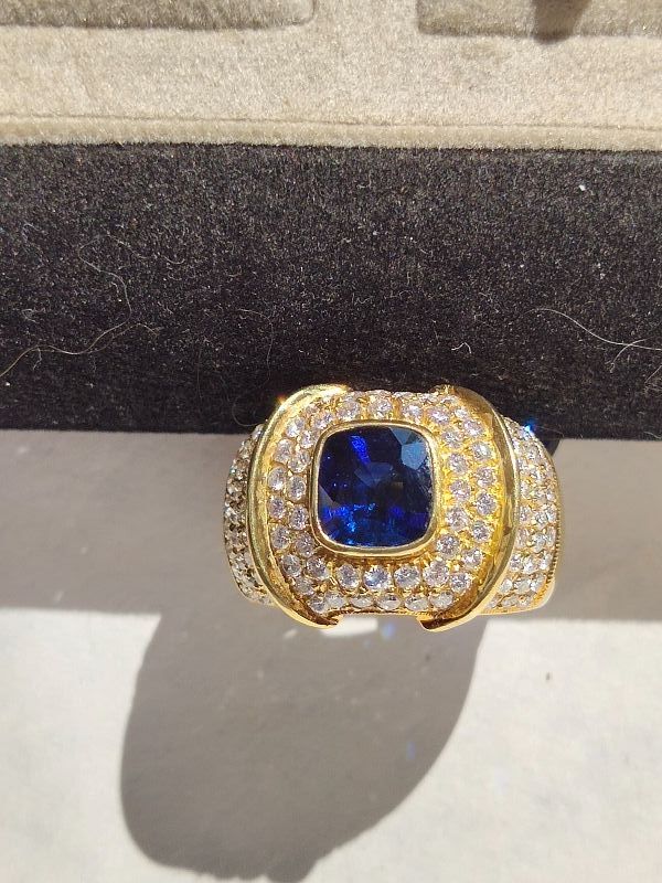 Solid 18K. Gold Ring set with Blue Sapphire &amp; Diamonds