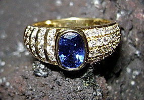 Solid 18K. Gold Ring set with Blue Sapphire & Diamonds