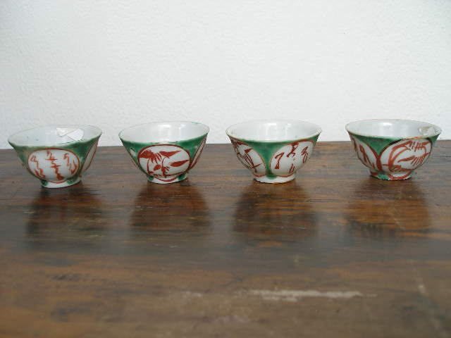 4 Tea Cups with four medallions copper red/green/white