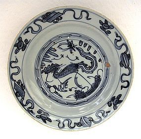 A MING DYNASTY SWATOW BLUE & WHITE DISH