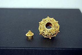 22K. GOLD ANCIENT BAYON KHMER BEAD WITH ONE BUTTON