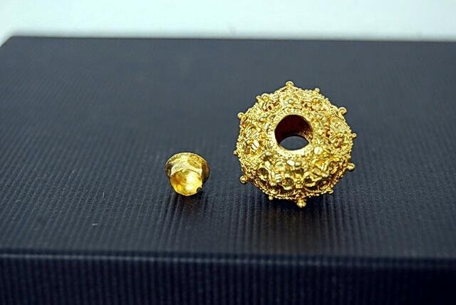 22K. GOLD ANCIENT BAYON KHMER BEAD WITH ONE BUTTON