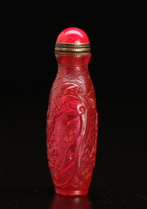 FINE RUBY RED PEKING GLASS SNUFF BOTTLE WITH CARVINGS