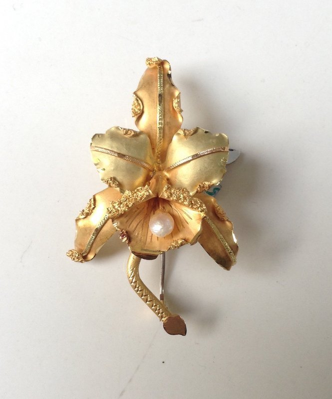 CATTLEYA ORCHID 18K. GOLD  BROOCH  WITH NATURAL PEARL