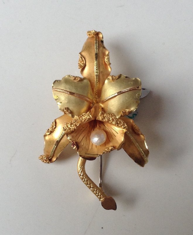 CATTLEYA ORCHID 18K. GOLD  BROOCH  WITH NATURAL PEARL