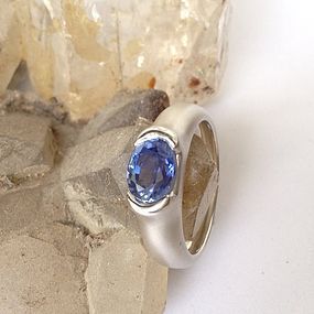 GENUINE BLUE SAPPHIRE AND 18K. WHITE GOLD RING