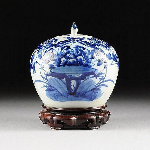 ANTIQUE CHINESE BLUE&WHITE BULBOUS PORCELAIN LIDDED JAR