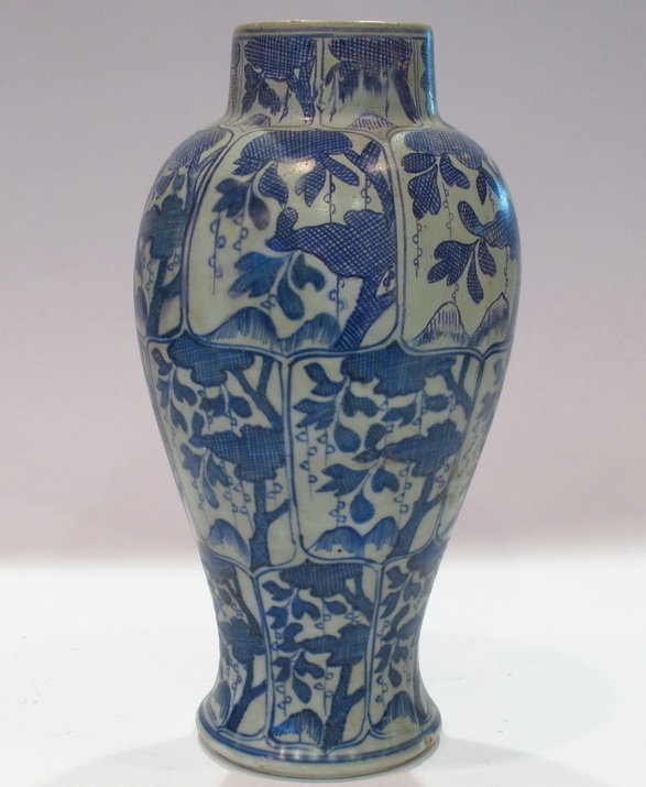 CHINESE BALUSTER B/W PORCELAIN VASE FROM VUNG TAO SHIPWRECK (1690)