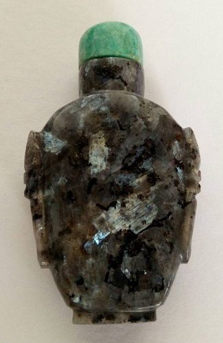QING DYNASTY GRAY-BLACK LABRADORITE SNUFF BOTTLE WITH JADE STOPPER