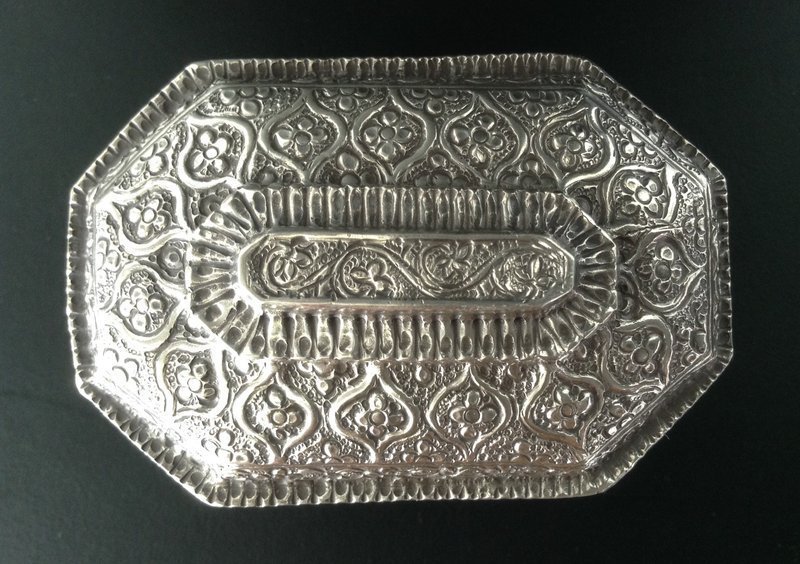 A FINELY WORKED INDIAN SILVER BOX WITH HINGE, 19TH CENTURY