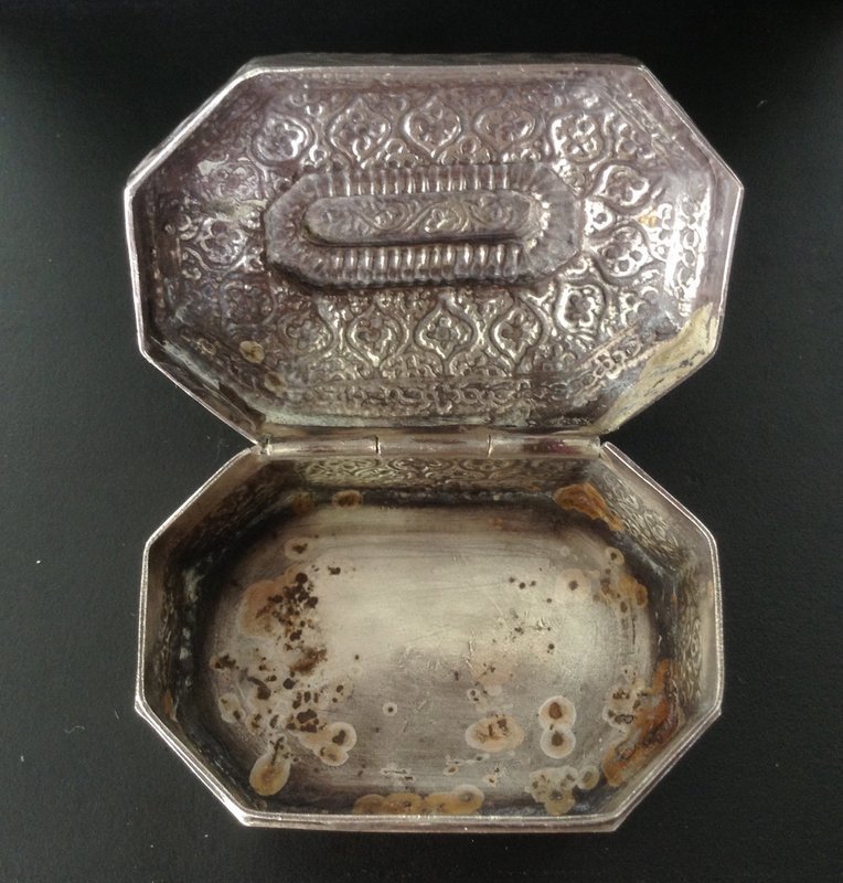 A FINELY WORKED INDIAN SILVER BOX WITH HINGE, 19TH CENTURY