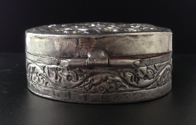 HAND MADE OVAL SILVER COSMETIC BOX, 19TH CENT. INDIA