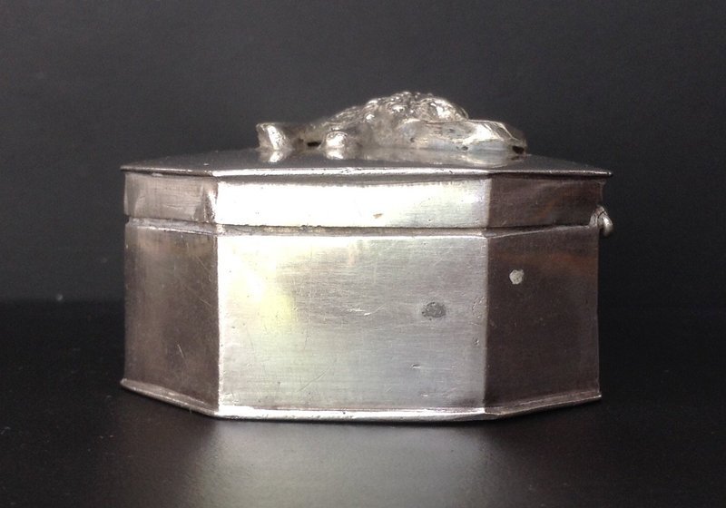 OCTAGON HAND MADE SILVER BOX WITH LION, 19TH CENTURY
