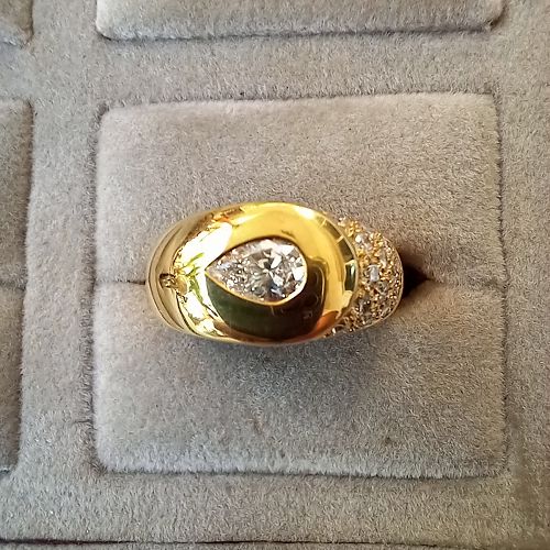 A stunning 18K. Gold ring set with excellent grade Diamonds