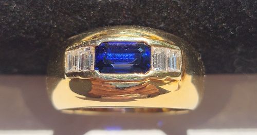 18k.gold ring set with a genuine Cornflower Blue Sapphire/Diamonds
