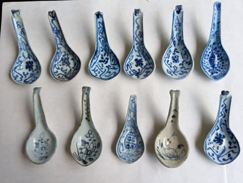 11 GENUINE MING DYNASTY-PERIOD BLUE+WHITE PORCELAIN SPOONS