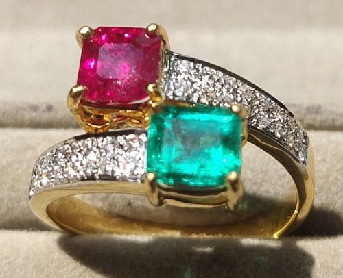 18K.GOLD RING SET WITH ONE EMERALD, ONE RUBY AND DIAMONDS