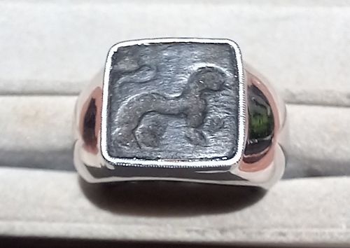 A MAN'S SILVER RING SET WITH 1 KUSHAN 1-3RD CENT. SEAL.