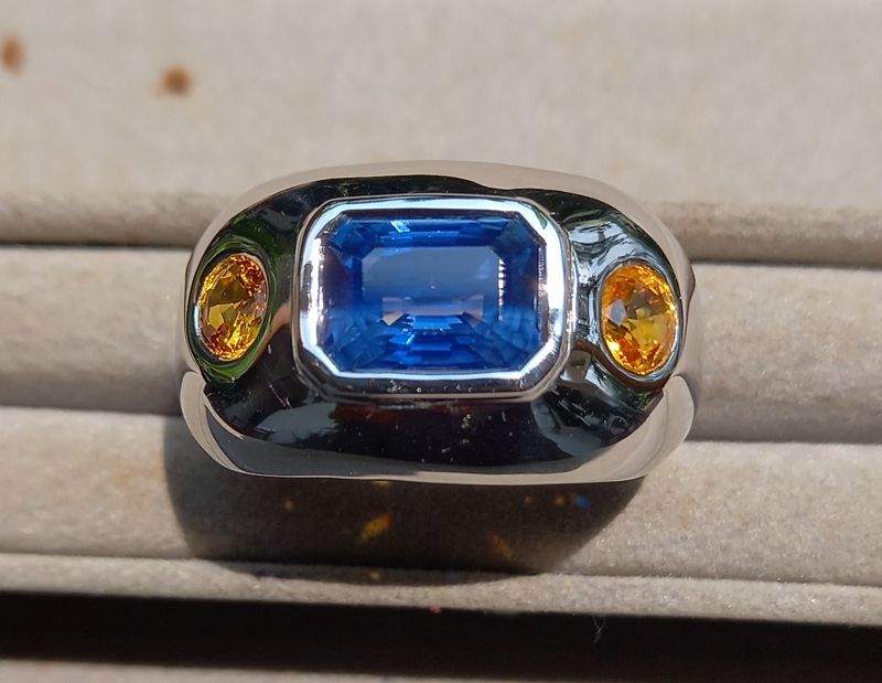 A Silver Bi-Color Blue Ceylon Sapphire Ring with Yellow Sapphires