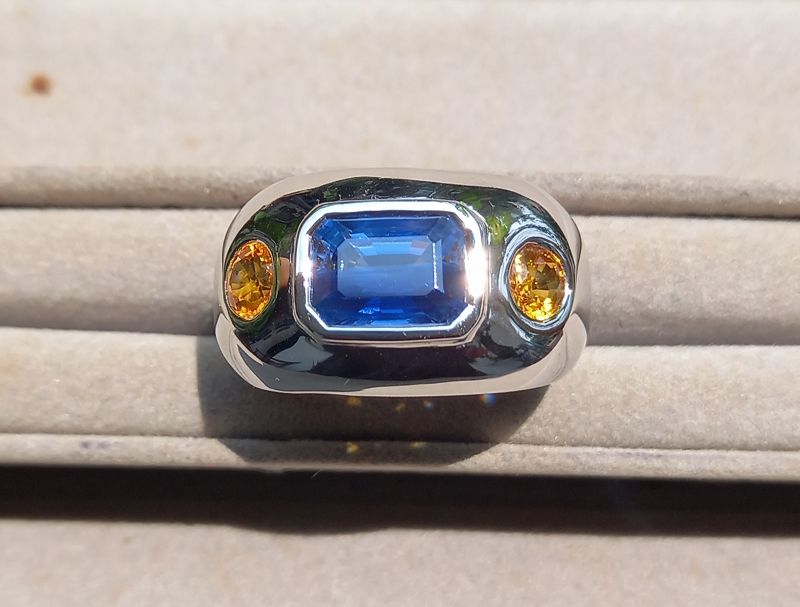 A Silver Bi-Color Blue Ceylon Sapphire Ring with Yellow Sapphires